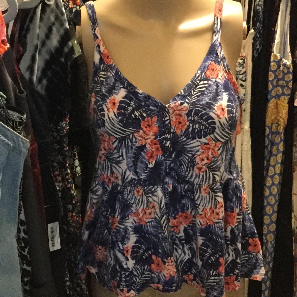Cute floral top,  beautiful soft fabric. M
